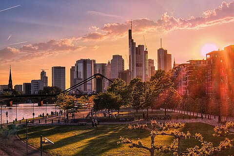 Skyline einer Stadt in Deutschland bei Sonnenuntergang – Symbolbild für sicheres Webhosting in Deutschland